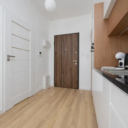 Wonderful Close To Paley And Medicover With Garden View Apartment