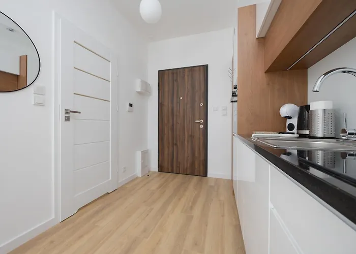 Wonderful Close To Paley And Medicover With Garden View Apartment